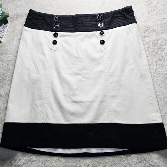 White House Black Market Skirt – Contrast Button Trim – NWT – Size 2 – Lined - Picture 2 of 11